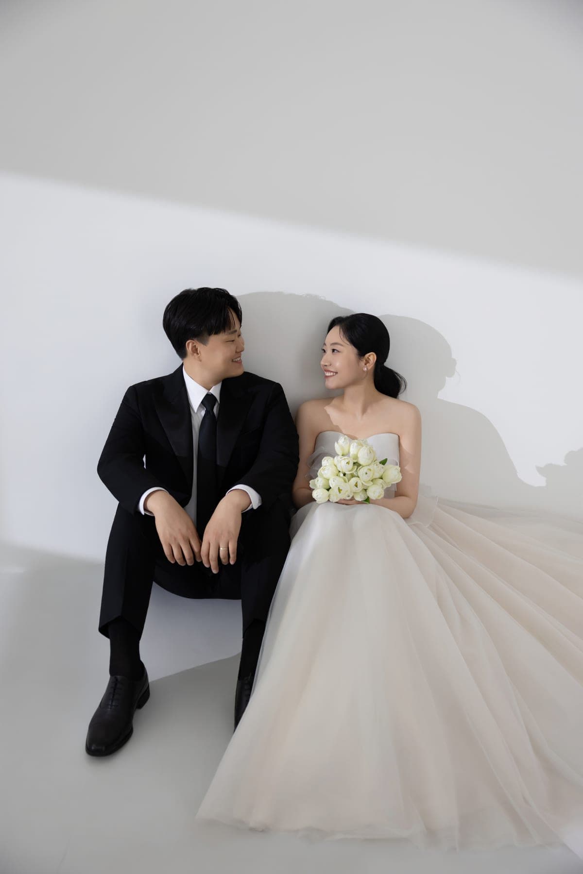 마주 앉아 미소 짓는 신랑 김지선과 신부 김소영