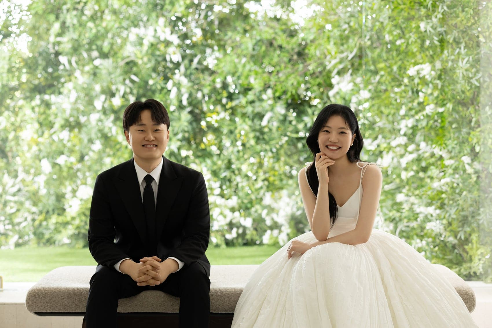 정원에서 나란히 앉은 신랑 김지선과 신부 김소영